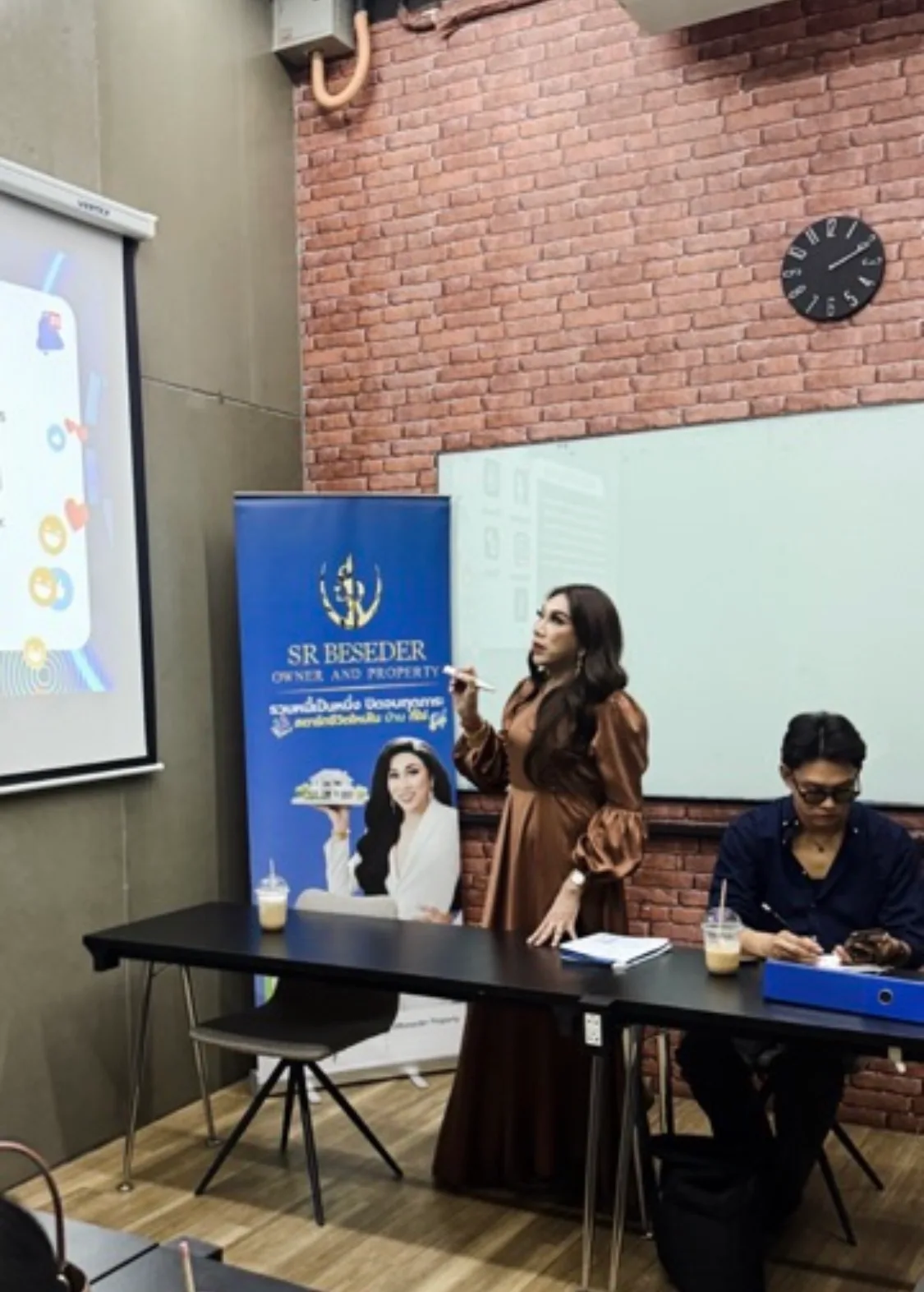 วิทยากรกำลังสอนงานเอเจนต์ ข้างโรลอัพ SR Beseder