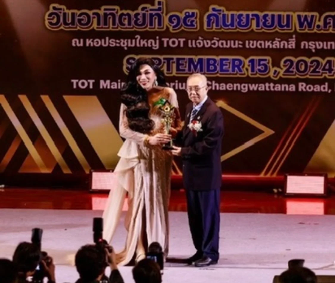 คุณสิริวัฒน์ รื่นเพียน รับรางวัลบนเวทีหอประชุม ทีโอที