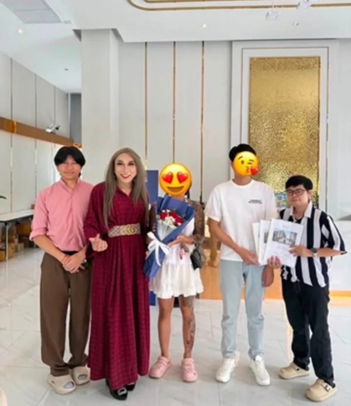 มอบกุญแจและช่อดอกไม้ให้ลูกค้าที่ล็อบบี้คอนโด