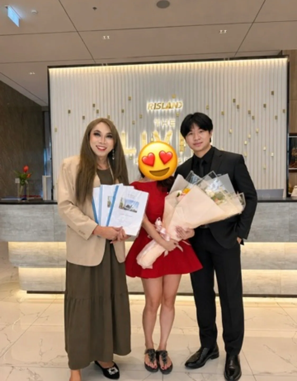 ลูกค้ารับมอบห้องชุดพร้อมเอกสารที่ล็อบบี้โครงการ