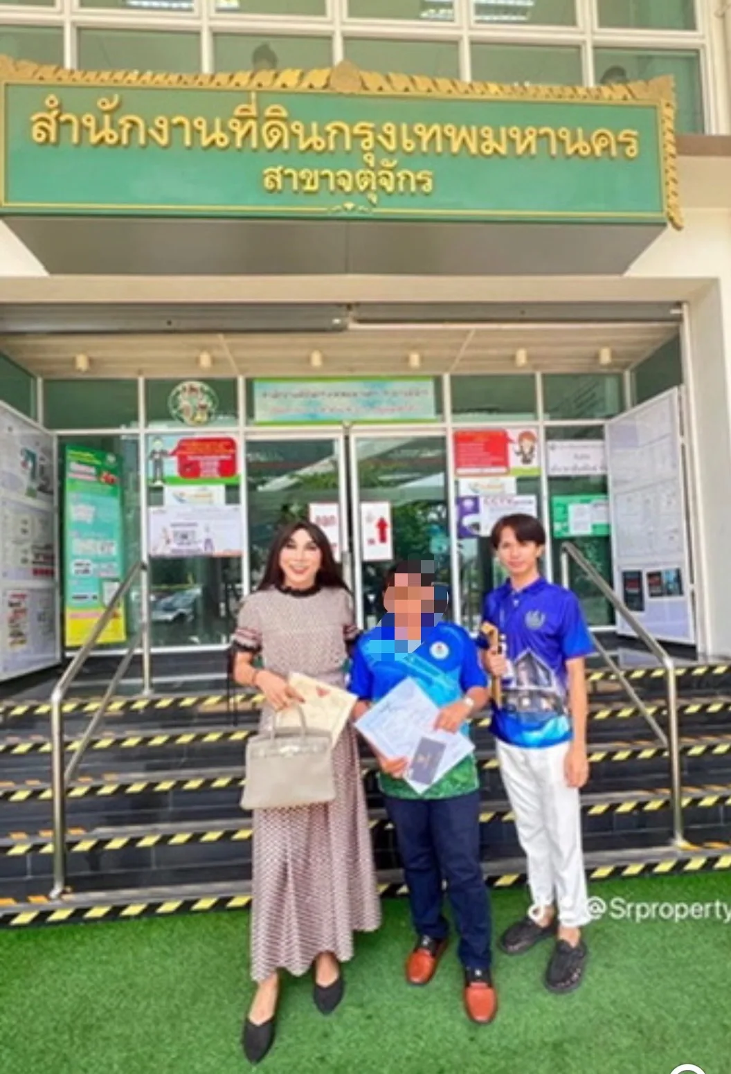 ลูกค้ารับโอนกรรมสิทธิ์ที่สำนักงานที่ดินกรุงเทพมหานคร สาขาจตุจักร
