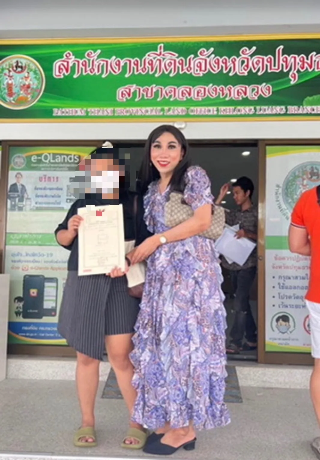 ส่งมอบโฉนดให้ลูกค้าที่สำนักงานที่ดินจังหวัดปทุมธานี สาขาคลองหลวง