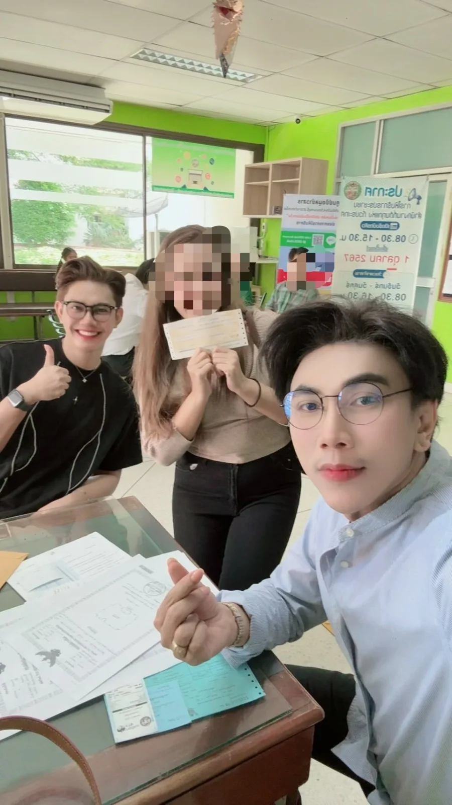 ทีมไฟแนนซ์ช่วยลูกค้าเซ็นเอกสารหลังสินเชื่ออนุมัติ